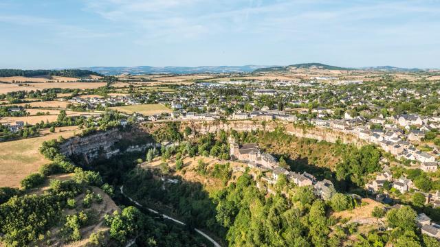 Canyon de Bozouls : site géologique en forme de fer à cheval avec une église trônant au centre sur son promontoire
