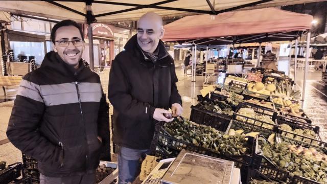 Le chef Chaillou en compagnie d'un marchant ambulant au marché de Rodez, devant son étal de légumes