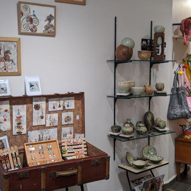 Objets de décoration à la vente chez M'Art In Boutik : bijoux, cadres, vaisselle, textile