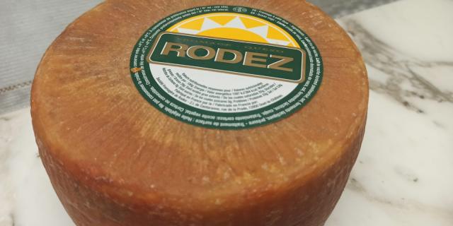 Meule de fromage Le Rodez, avec son étiquette verte et blanche