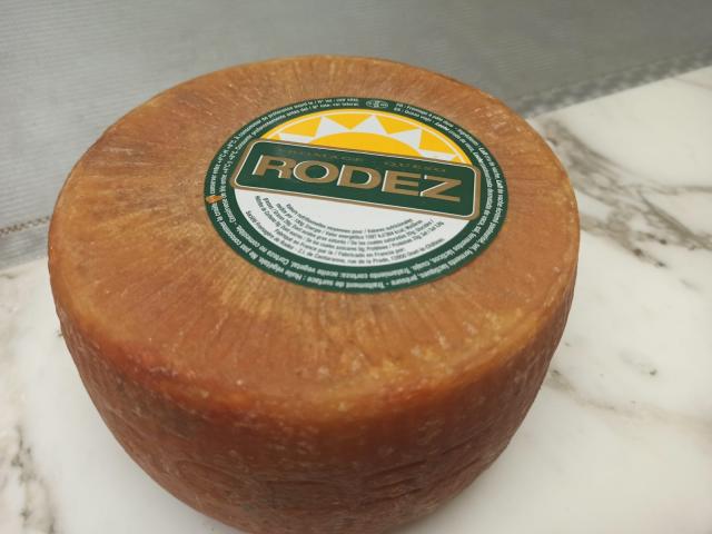 Meule de fromage Le Rodez, avec son étiquette verte et blanche