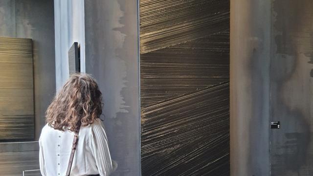 Personne admirant un outrenoir dans le musée Soulages