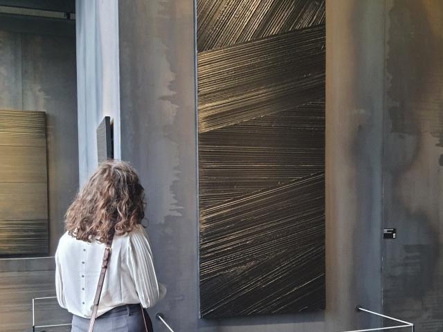 Personne admirant un outrenoir dans le musée Soulages