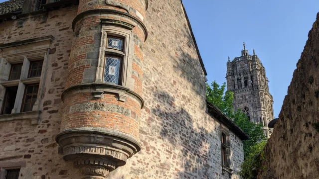 Tourelle d'angle de l'hôtel particulier Delauro dans une ruelle derrière le clocher de la cathédrale