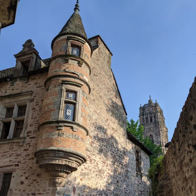 Tourelle d'angle de l'hôtel particulier Delauro dans une ruelle derrière le clocher de la cathédrale