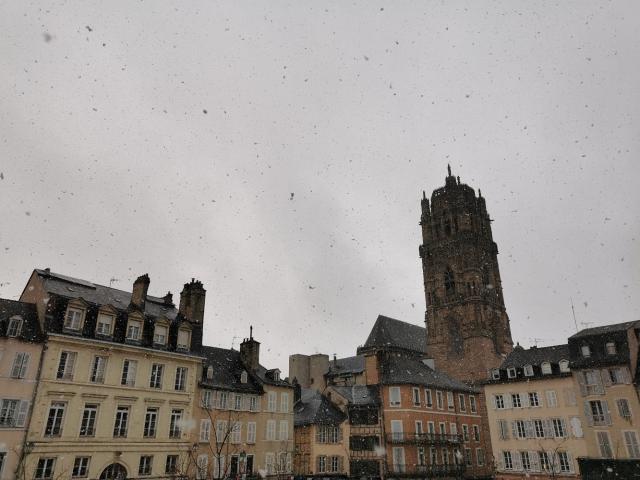 Flocons de neige tombant du ciel sur les maisons de Rodez et la cathédrale