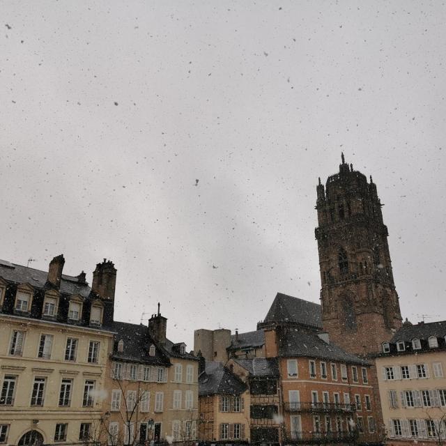 Flocons de neige tombant du ciel sur les maisons de Rodez et la cathédrale