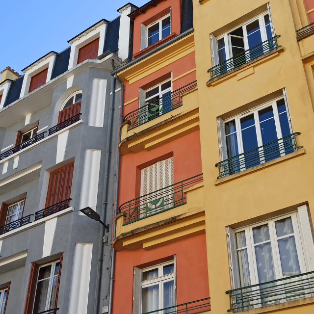 Immeubles réalisés par l'architecte Jean Vigouroux, rue Pasteur, façades colorées, balustrades en fer
