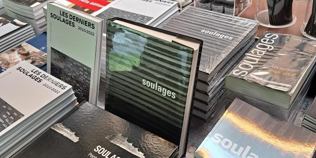 Rayon librairie de la boutique du musée Soulages