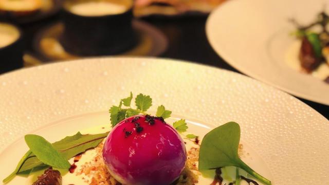 Assiette gastronomique du restaurant Opéra avec des végétaux