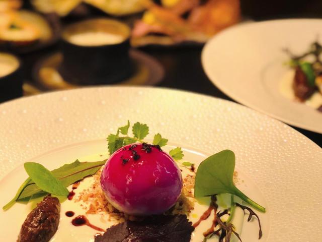 Assiette gastronomique du restaurant Opéra avec des végétaux