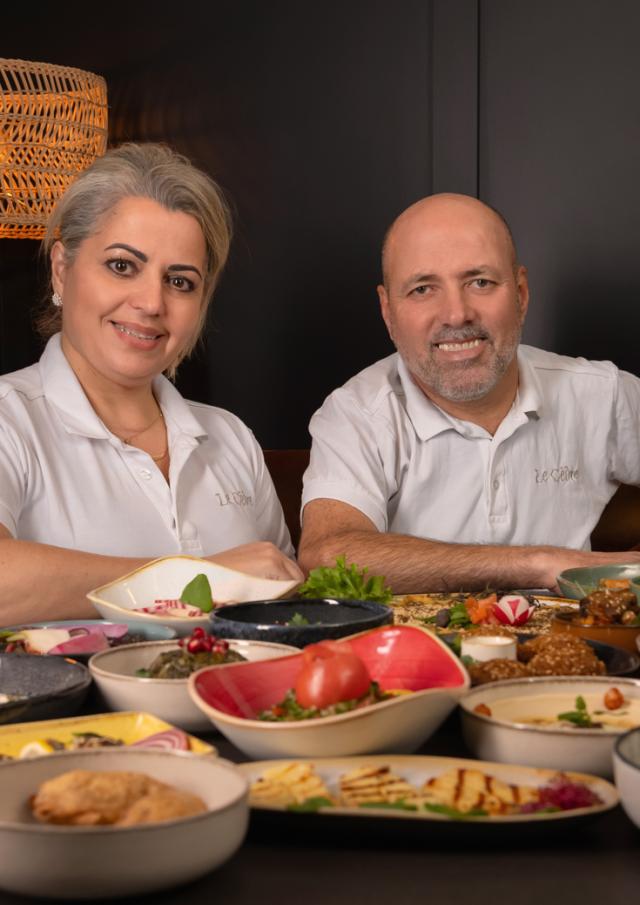 Portrait du couple Moussalem à la tête du restaurant Le Cèdre, devant un festin de mezzés libanais