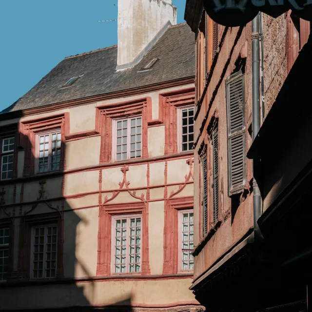 Maison Trouillet avec ses fenêtres flamboyantes décorées