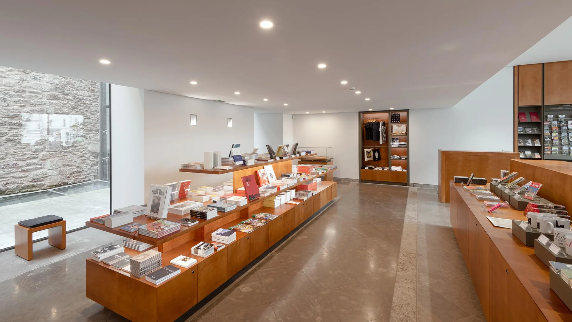 Boutique de l'office de tourisme avec son rayon librairie, textile et objets souvenirs