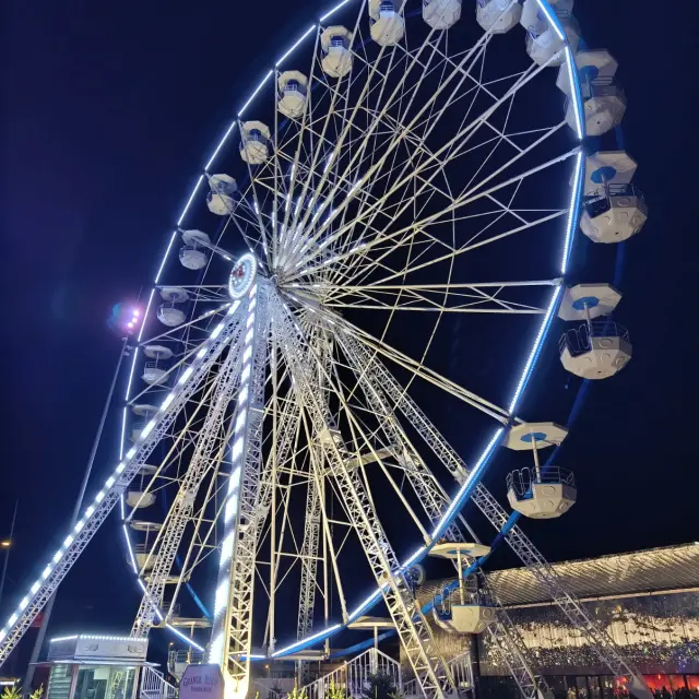 Grande Roue de Rodez illuminée en soirée